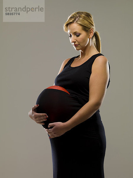 Frau mit Ballon im Rock