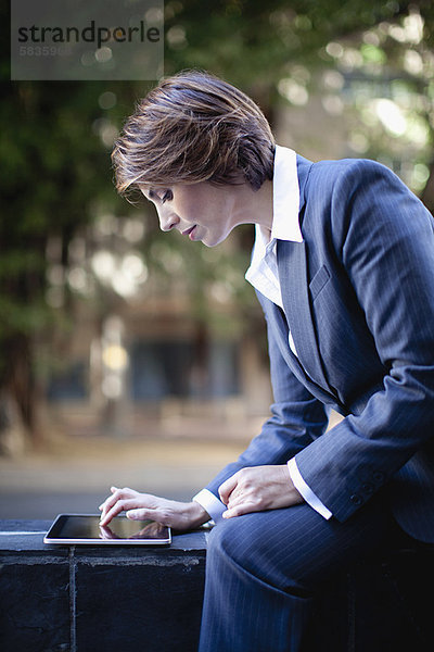 Geschäftsfrau mit Tablet-Computer