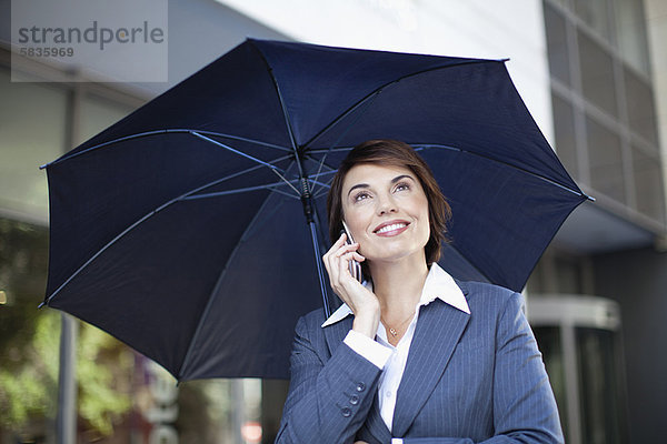 Außenaufnahme  Geschäftsfrau  tragen  Regenschirm  Schirm  freie Natur