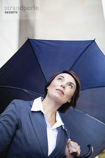 Außenaufnahme  Geschäftsfrau  tragen  Regenschirm  Schirm  freie Natur
