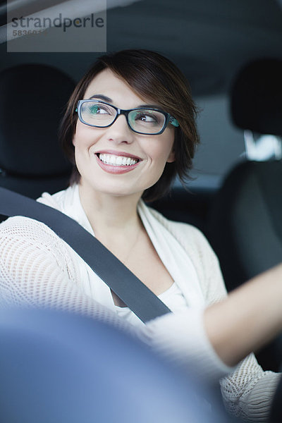 Lächelnde Frau beim Autofahren