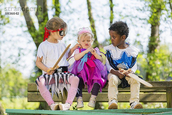 Kinder  die sich im Freien verkleiden.