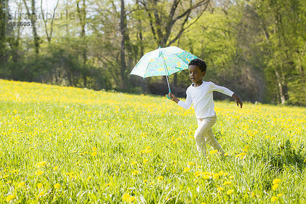 tragen  Junge - Person  Regenschirm  Schirm  Feld