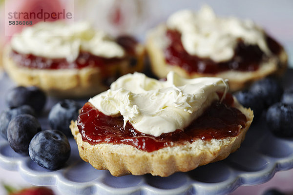 Nahaufnahme von geschnittenem Scone mit Marmelade