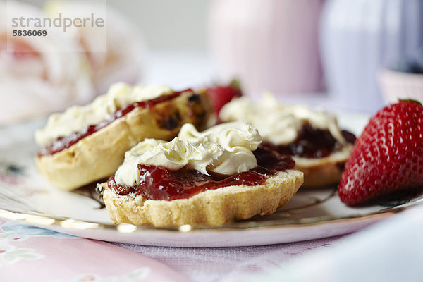 Nahaufnahme von geschnittenem Scone mit Marmelade