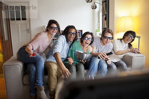 Freunde  die sich 3D-Filme im Wohnzimmer anschauen