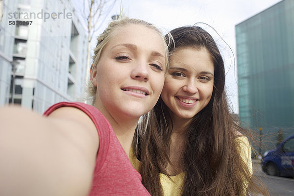 Mädchen  die sich selbst fotografieren