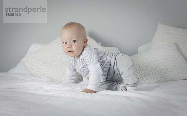 Junge - Person  Bett  kriechen  robben  Baby