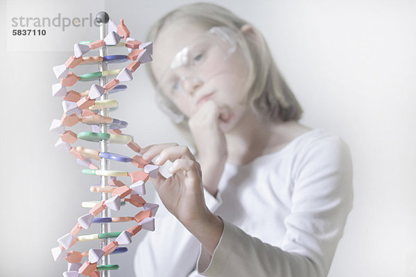 Mädchen untersuchen molekulare Modell
