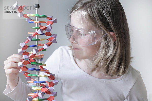 Mädchen untersucht molekulares Modell