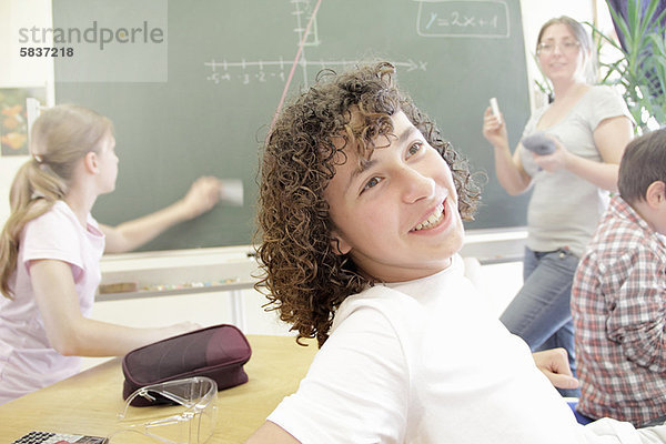 Student lächelt in der Klasse