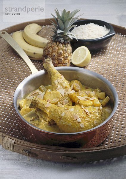 Hähnchenkeulen in Currysauce mit Banane  Ananas  Mandeln