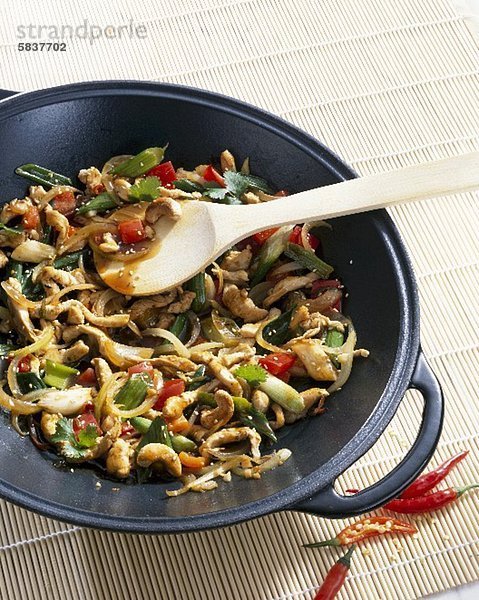 Hähnchen-Geschnetzeltes mit Cashewnüssen im Wok