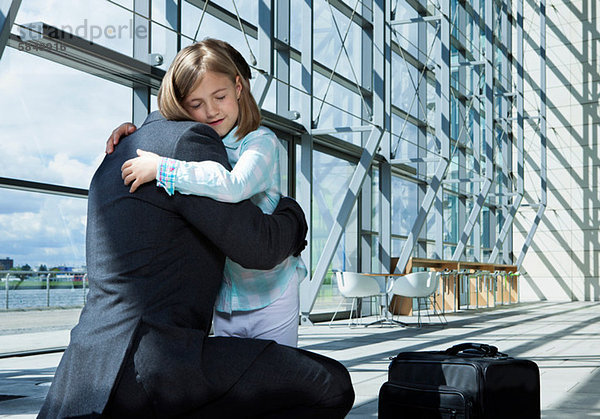 Vater kommt mit Tochter am Flughafen an