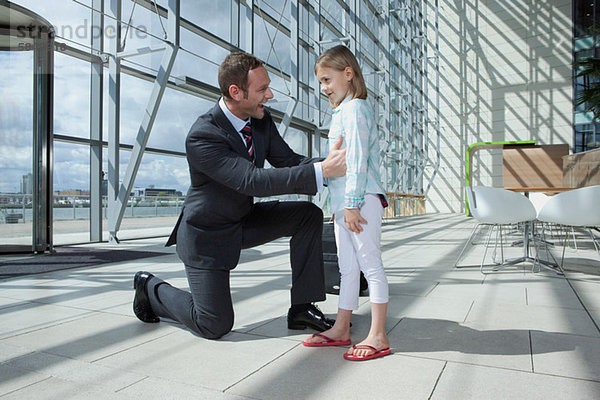 Vater kommt mit Tochter am Flughafen an