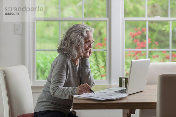 Senior Frau mit Laptop zu Hause