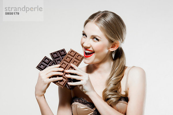 Junge Frau mit Schokolade