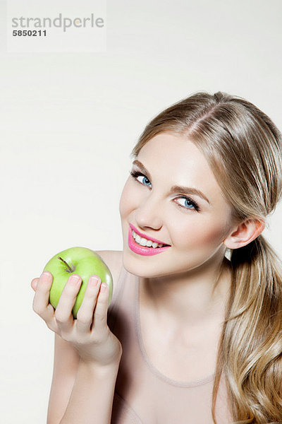 Junge Frau beim Apfelessen