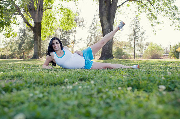 Schwangere junge Frau mit Bein ausgelöst