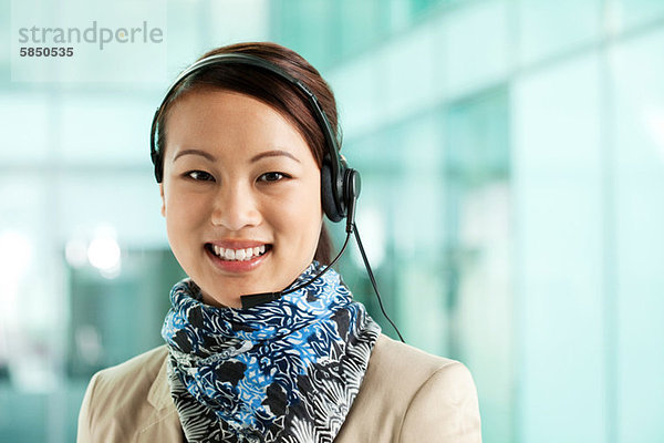 Büroangestellte mit Headset  Portrait