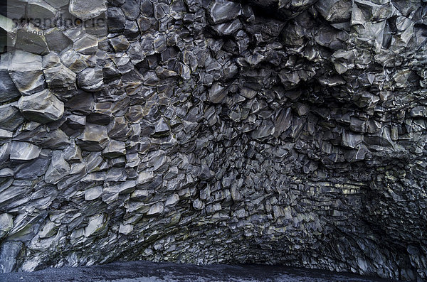 Höhle mit Basaltformationen H·lsanefshellir  Reynisfjara Strand  bei VÌk Ì M_rdal  Südküste  Island  Europa