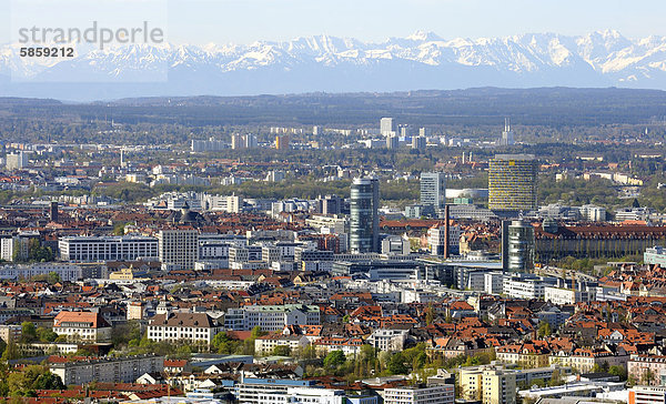 Blick vom Olympiaturm  Fernsehturm  über Stadtteil Neuhausen auf die Alpenkette  Föhnwetter  München  Oberbayern  Bayern  Deutschland  Europa