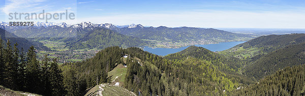Tegernsee mit Rottach-Egern und Bad Wiessee  Tegernseer Tal  Blick vom Baumgartenschneid  Mangfallgebirge  Oberbayern  Bayern  Deutschland  Europa