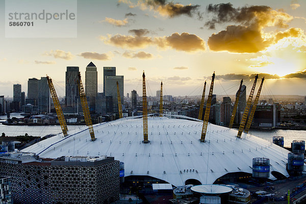 Millennium dome und Canary Wharf  London  Großbritannien  Europa