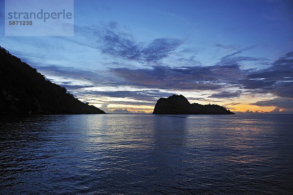 Insel Cocos und Manuelita  rechts  im Abendlicht  Costa Rica  Mittelamerika