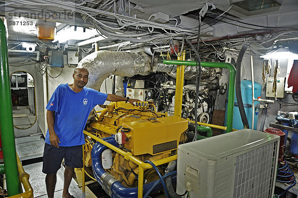 Maschinist am Motor im Maschinenraum der Okeanoss Aggressor  Costa Rica  Mittelamerika