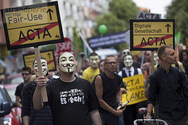 Maskierte Demonstranten bei Protest gegen das umstrittene Anti-Produktpiraterie-Abkommen Acta  Anti-Counterfeiting Trade Agreement  Berlin  Deutschland  Europa