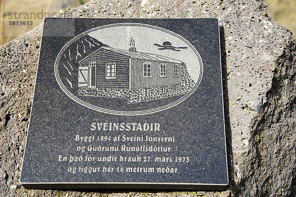 Gedenktafel im Lavafeld Eldfell  Stadt Vestmannaeyjar  Insel Heimaey  Westmännerinseln  Su_urland oder Südisland  Island  Europa