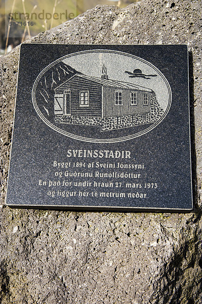 Gedenktafel im Lavafeld Eldfell  Stadt Vestmannaeyjar  Insel Heimaey  Westmännerinseln  Su_urland oder Südisland  Island  Europa