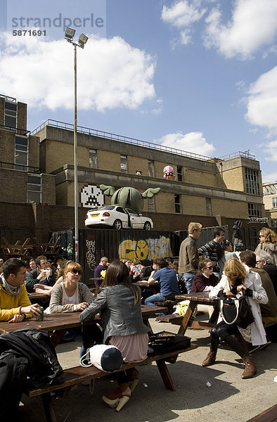 Junge Leute bei der Old Truman Brewery  Spitalfields  London  England  Großbritannien  Europa