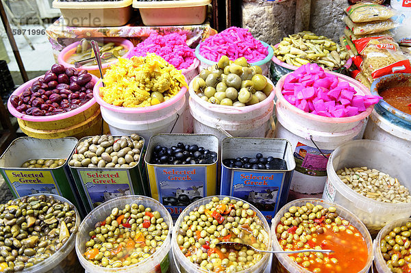 Oliven und gesäuertes Gemüse  eingelegtes saures Gemüse  im Bazar  Suk  Jerusalem  Israel  Naher Osten