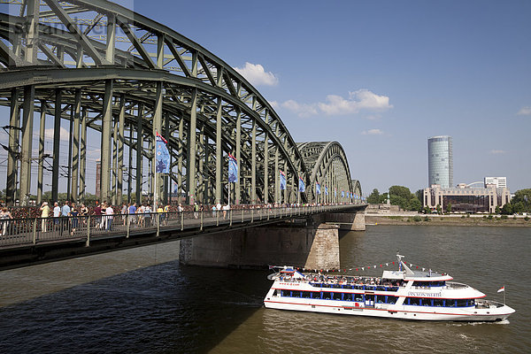 Ausflugsschiff an der Hohenzollernbrücke auf dem Rhein  Köln  Rheinland  Nordrhein-Westfalen  Deutschland  Europa  ÖffentlicherGrund