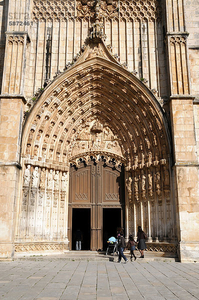 Gothisches Hauptportal der Basilika  Dominikaner-Kloster Mosteiro de Santa Maria da Vitoria  UNESCO-Welterbe  Batalha  Portugal  Europa