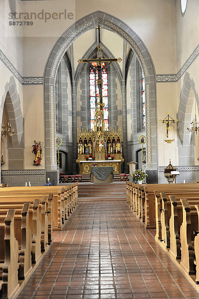 Innenraum mit Altarbereich  Pfarrkirche St. Martin  Staufen im Breisgau  südlicher Schwarzwald  Baden-Württemberg  Deutschland  Europa