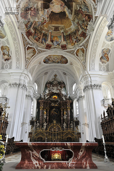 Blick zum Hochaltar der Basilika St. Martin in Weingarten  Baden-Württemberg  Deutschland  Europa