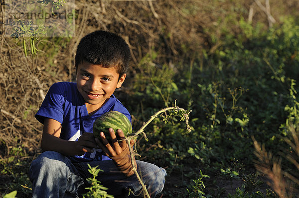Junge mit Wassermelone  Gran Chaco  Provinz Santiago del Estero  Argentinien  Südamerika