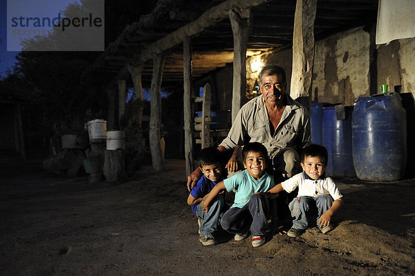 Großvater mit seinen drei Enkeln  Kleinbauernfamilie  Gran Chaco  Provinz Santiago del Estero  Argentinien  Südamerika