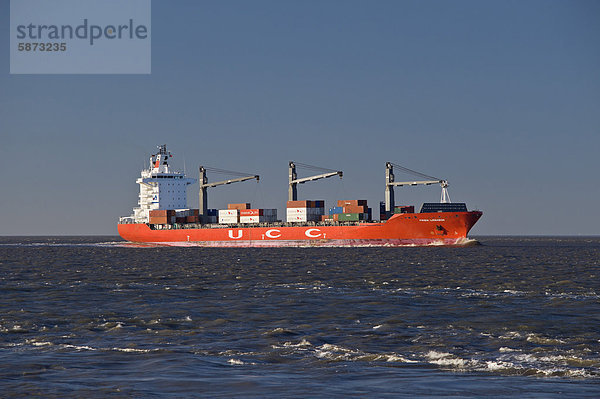 'Containerschiff ''Frisia Lissabon'' in der Elbmündung vor Cuxhaven  Niedersachsen  Deutschland  Europa  ÖffentlicherGrund'