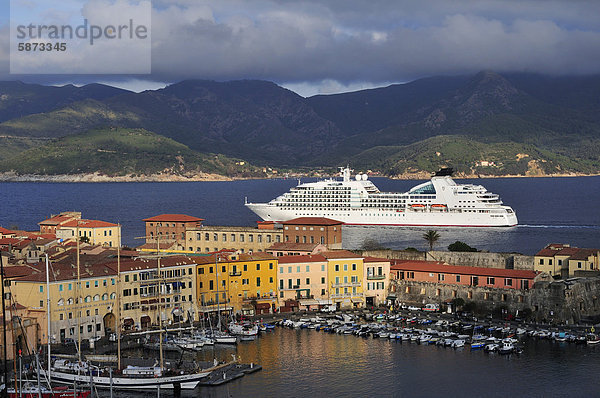 Hafen Europa Schiff Kreuzfahrtschiff Elba Italien verlassen Portoferraio Toskana