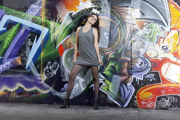 Pumps hoch oben junge Frau junge Frauen Pose Wand schwarz frontal kurz kurze kurzes kurzer Strumpfhose Kleid Graffiti grau