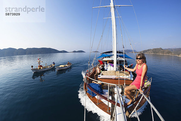 Segeln sitzend Frau Reise Küste Boot vorwärts Mittelmeer