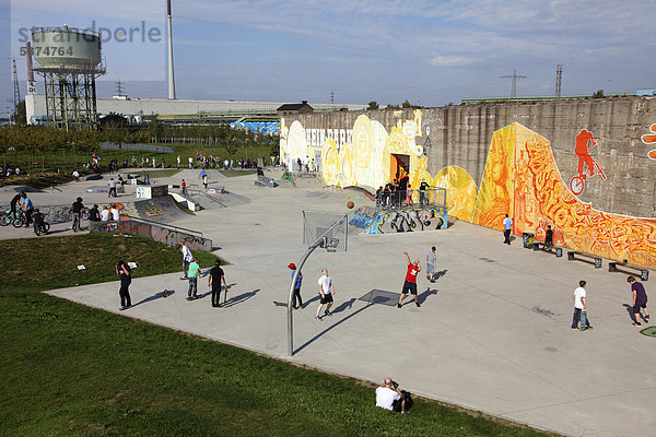 Rheinpark Duisburg  Freizeitgelände auf einem ehemaligen Industriestandort in Duisburg-Hochfeld  Nordrhein-Westfalen  Deutschland  Europa