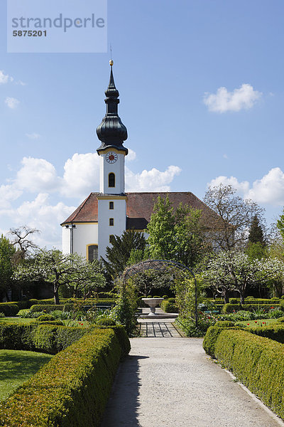 Kirche St. Josef und Schlossgarten  Starnberg  Fünfseenland  Oberbayern  Bayern  Deutschland  Europa  ÖffentlicherGrund