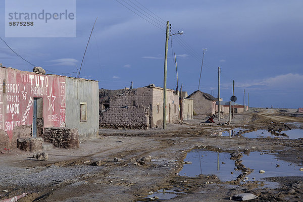Armut arm arme armes armer Bedürftigkeit bedürftig Einfachheit Gebäude Fernverkehrsstraße schlecht schlechter Zustand schlechtes schlechten schlechte Bolivien Südamerika