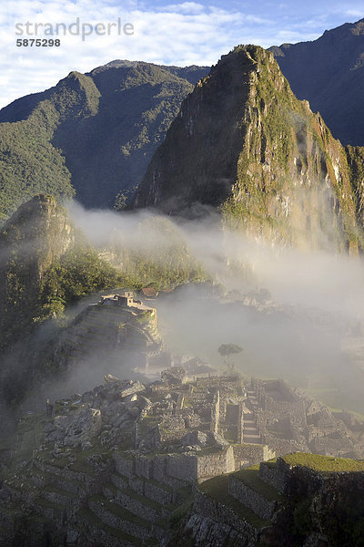 Inka-Ruinenstadt Machu Picchu in den Anden  mit Nebel  UNESCO Weltkulturerbe  Urubamba-Tal  bei Cusco  Peru  Südamerika