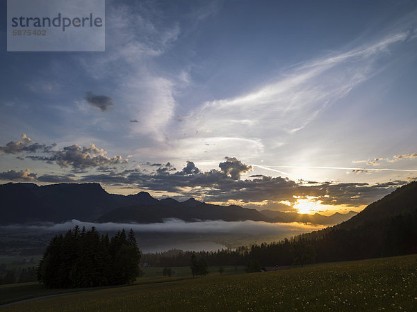 Sonnenaufgang über dem Walchsee  Tirol  Österreich  Europa
